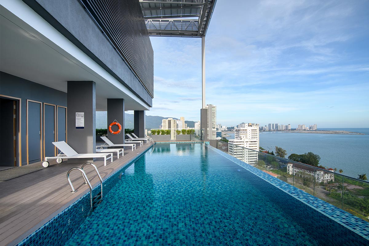 Swim Above the City Lights - OZO ג'ורג 'טאון פנאנג (OZO George Town Penang)