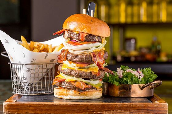Burger Challenge at STACKed -  OZO צ'אוונג סאמוי (OZO Chaweng Samui)